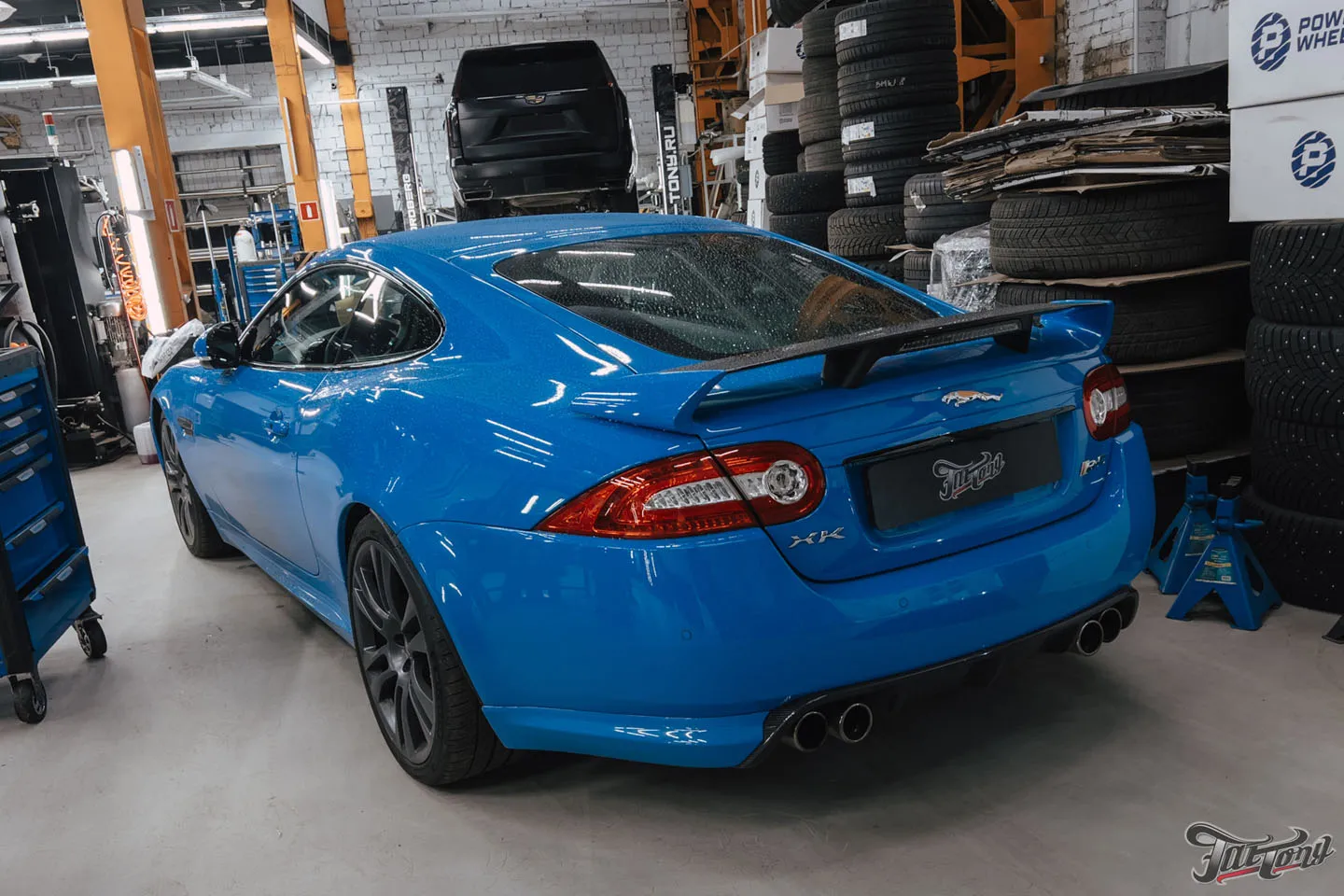 Новые кованые диски и фирменный шиномонтаж на стендах Hunter для Jaguar XKR-S